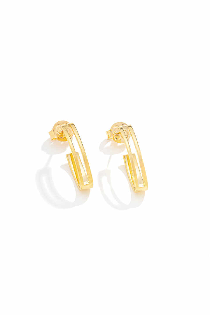 Brinco - Argola Elíptica com Corte Largo -Brinco com formato elíptico e detalhe de corte largo central. Medindo 24x12 mm, e uma peca imponente com fecho de pi