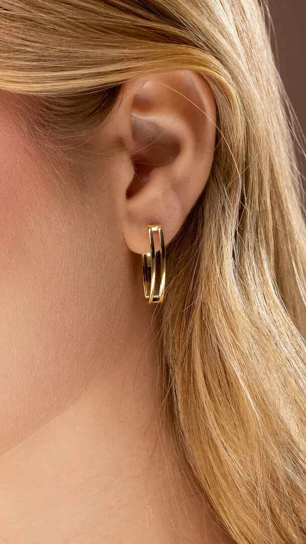 Brinco - Argola Elíptica com Corte Largo -Brinco com formato elíptico e detalhe de corte largo central. Medindo 24x12 mm, e uma peca imponente com fecho de pi
