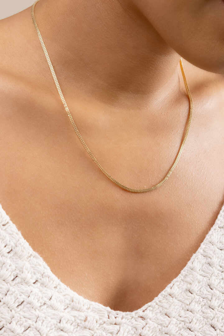 Colar - Choker Fita Texturizada 2mmModerna e sofisticada, a choker de fita texturizada com 2mm de espessura e a escolha ideal para composicoes elegantes.