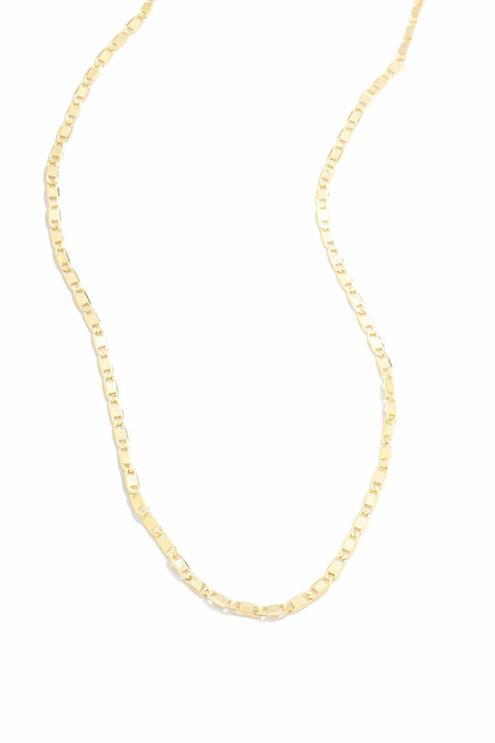 Colar - Com acabamento sofisticado e design marcante, o colar de corrente de fita 2,5mm e 50cm de comprimento se destaca pela elegancia e brilho sutil. Sua es