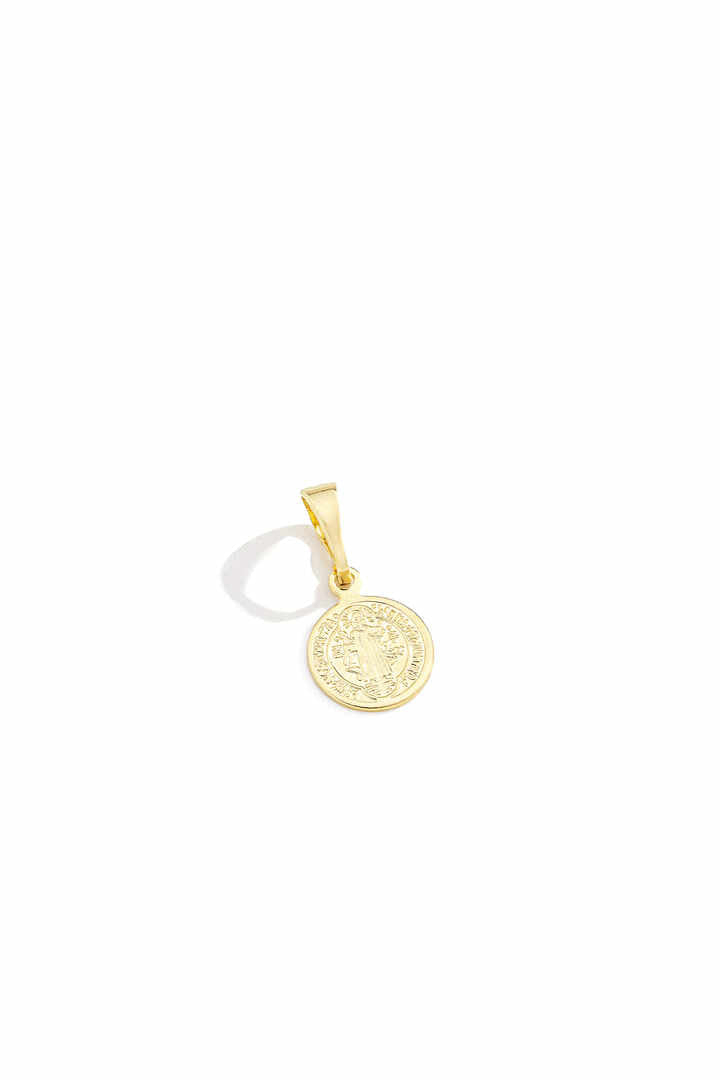 Pingente - Pingente Medalha de São Bento Com forte valor espiritual, o pingente em forma de medalha traz o tradicional símbolo de São Bento,