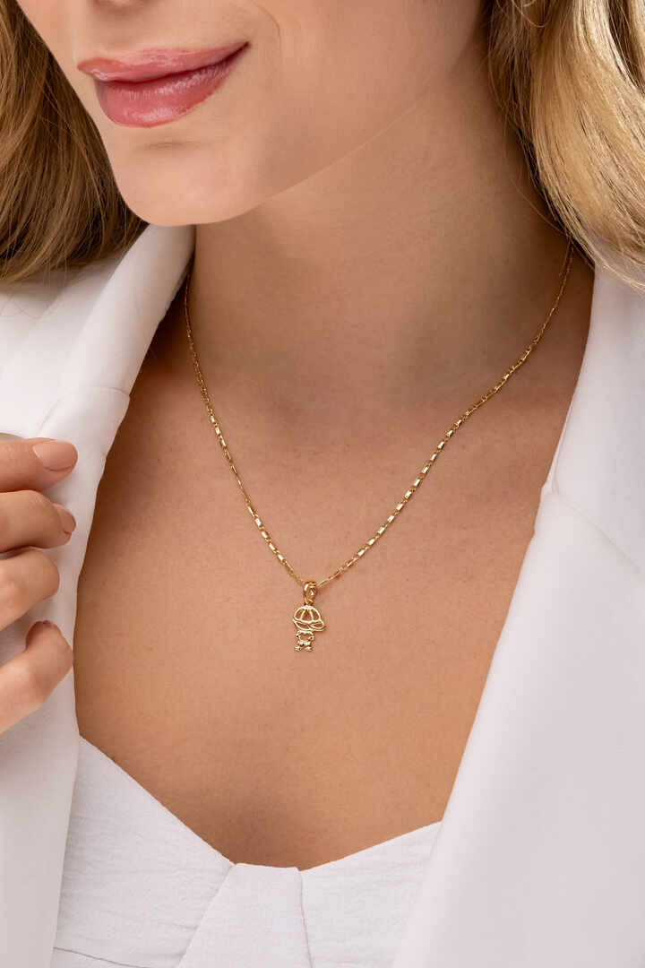 Pingente - Pingente Menino com Boné Representando a inocência e a alegria infantil, este pingente em formato de menino com boné e perfeito para homenagear filhos