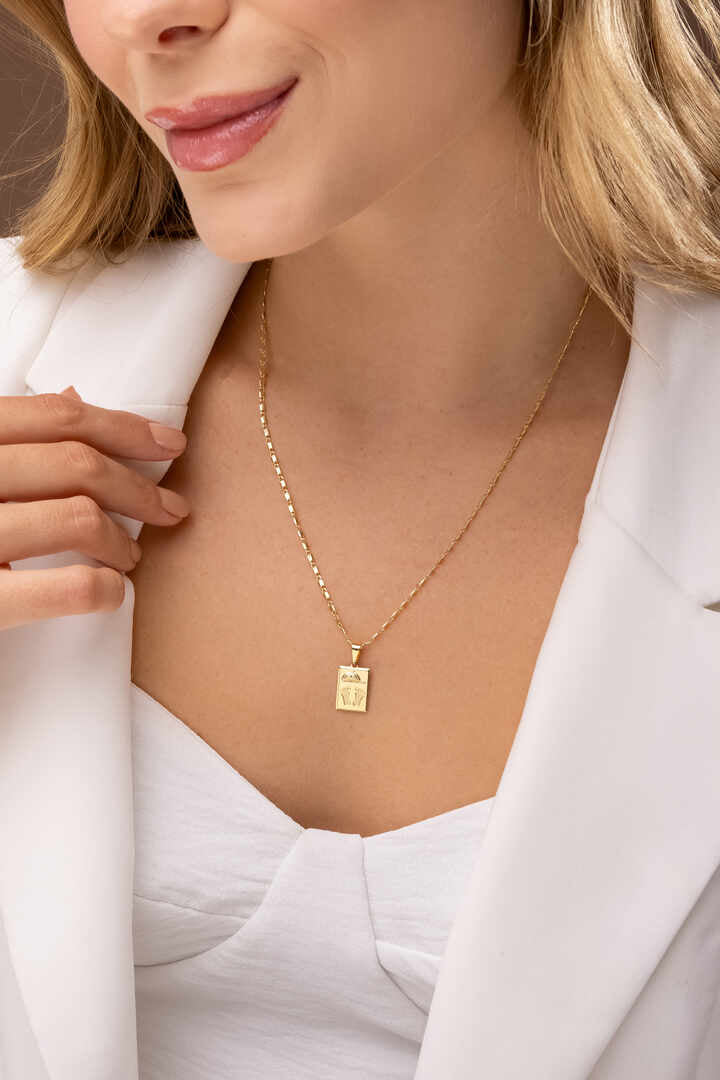 Pingente - Pingente Plaquinha Pezinho Menino Delicado e cheio de significado, este pingente em forma de plaquinha traz o charm do pezinho de um bebe menino, si