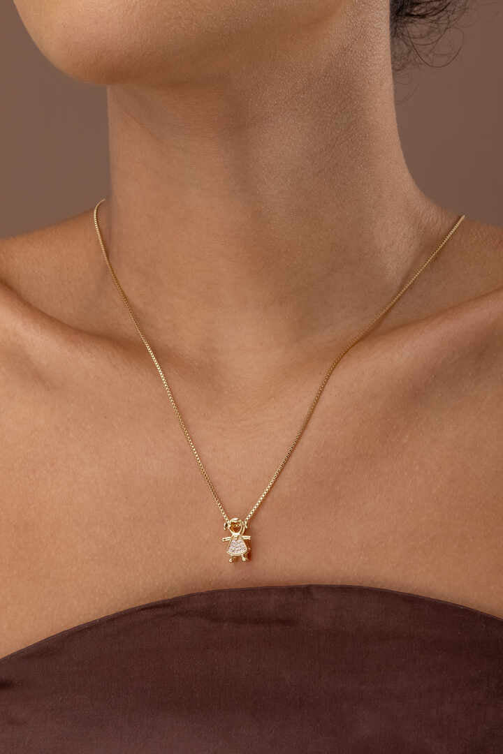 Pingente - Pingente Menina Cravejada com Lateral Passante Pingente em formato de menina, com corpo cravejado e lateral passante para corrente.