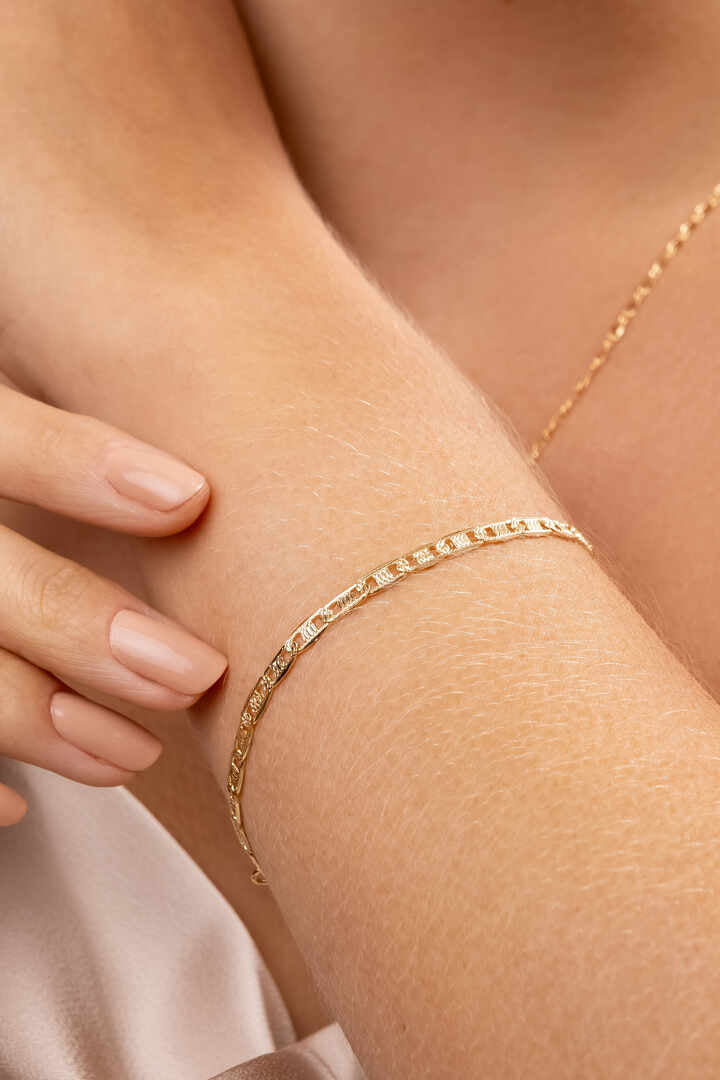 Pulseira - Pulseira Piastrini Diamantada 16cmDelicada e sofisticada, esta pulseira piastrini diamantada de 16cm possui malha fina e achatada com acabamento diam