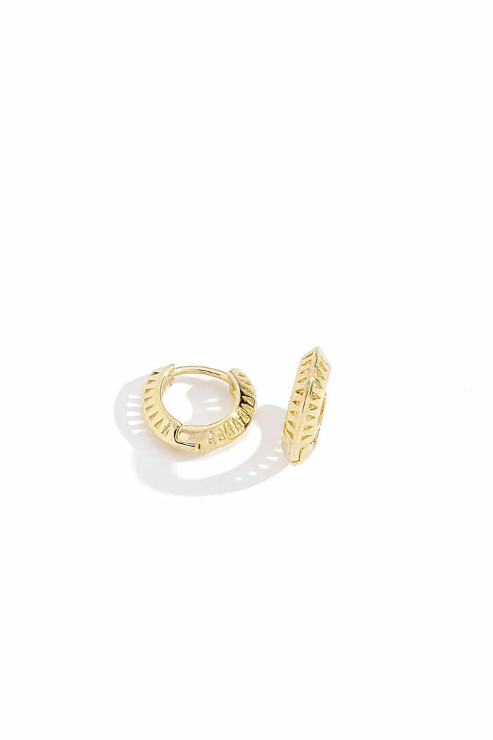 Brinco - ARGOLA DE CLICK VAZADA Argola com detalhes vazados e estrutura leve, combinando sofisticacao e delicadeza.Seu design moderno valoriza looks casuais e