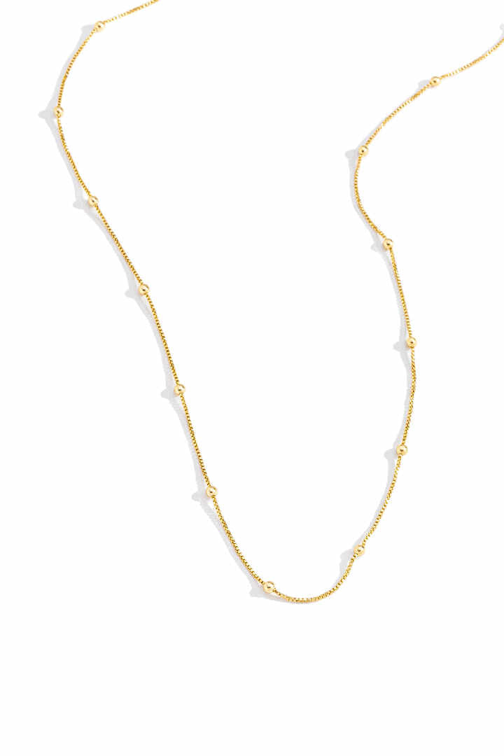 Colar - Corrente com bolinhas Delicada e atemporal, essa corrente com bolinhas espaçadas adiciona um toque de leveza e feminilidade ao look.