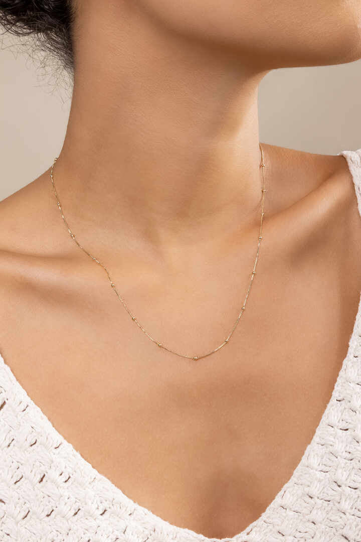 Colar - Corrente com bolinhas Delicada e atemporal, essa corrente com bolinhas espaçadas adiciona um toque de leveza e feminilidade ao look.