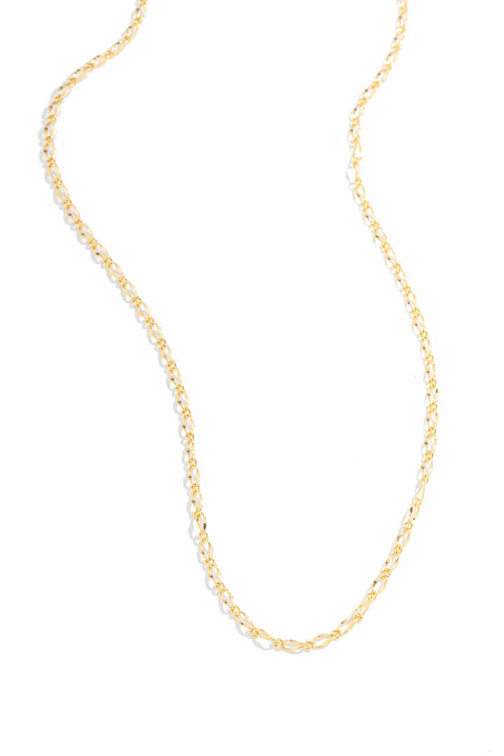 Corrente - Colar Elo Oval Batido e Redondo - 45cmEste colar une a forca dos elos ovais ao charme do acabamento batido, criando um acessorio moderno e cheio de v