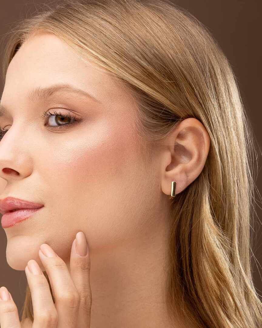 Brinco - ARGOLA DE CLICK RETANGULAR M Versão media da argola retangular com fecho de click. Com linhas limpas e acabamento refinado, e uma joia discreta e atua