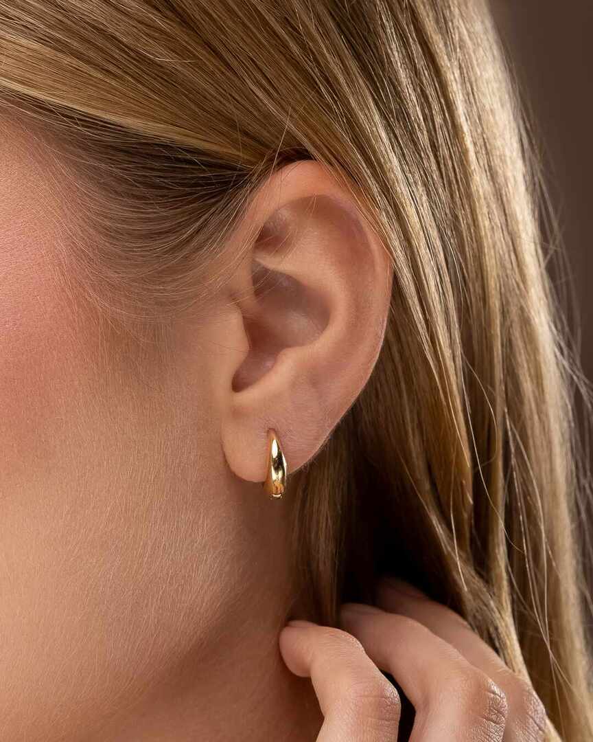 Brinco - ARGOLA DE CLICK LISA Modelo clássico de argola lisa com fecho de click, ideal para quem valoriza a beleza do simples. Versatil e atemporal, combina co