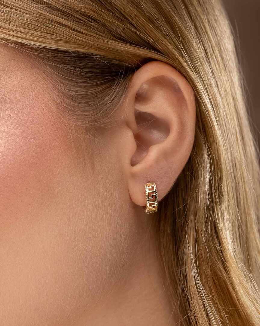 Brinco - ARGOLA DE CLICK VAZADATRABALHADAArgola vazada com acabamento trabalhado em alto-relevo, trazendo textura e sofisticacao a peca. Uma joia com design